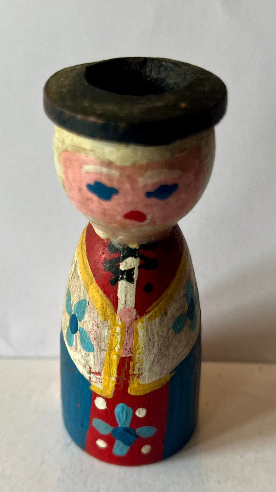 Vintage handbeschilderd houten klederdrachtfiguurtje – 8 cm, Antiek en Kunst, Hout, Handgemaakt, Ophalen of Verzenden, Pop/figuur