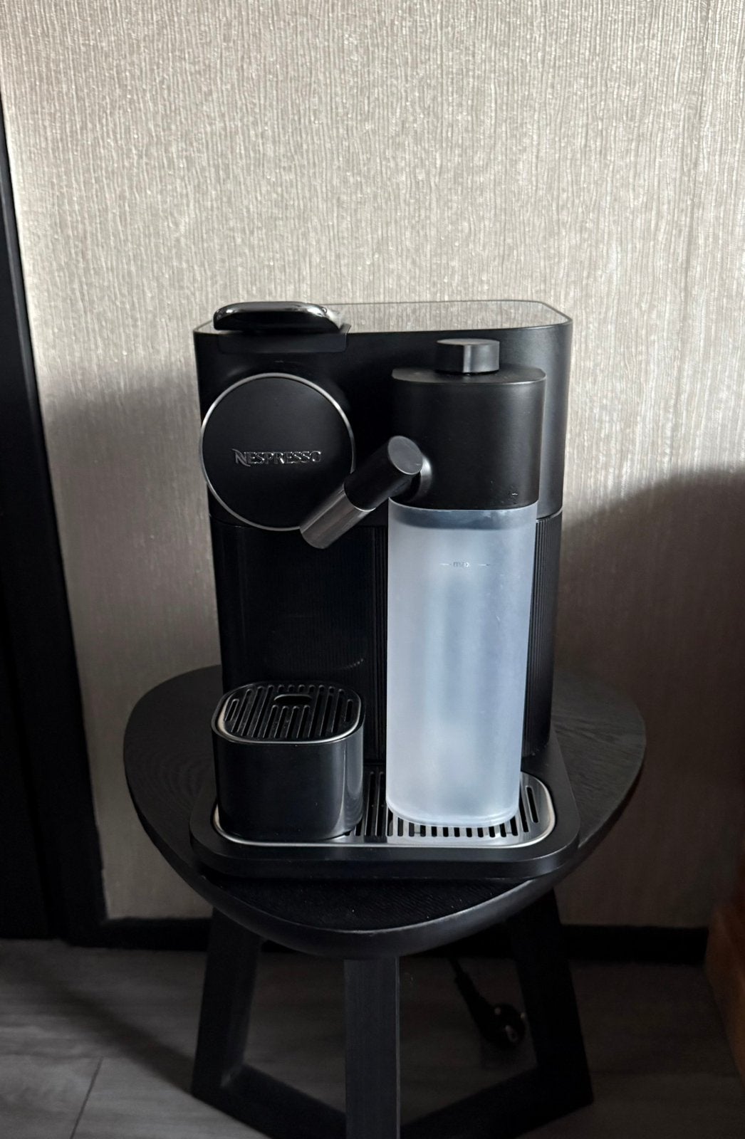 DeLonghi Grand Lattissima Nespresso koffieautomaat zwart, Koffiemachine, Ophalen of Verzenden, Zo goed als nieuw, 1 kopje
