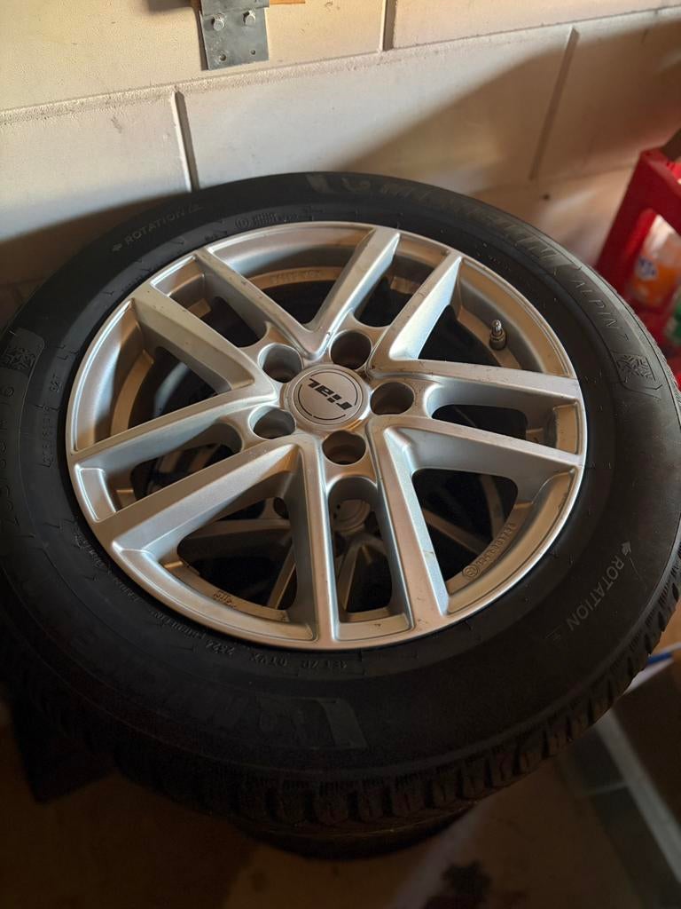 Autobanden voor KIA - Michelin Alpin 7, Ophalen, Zo goed als nieuw