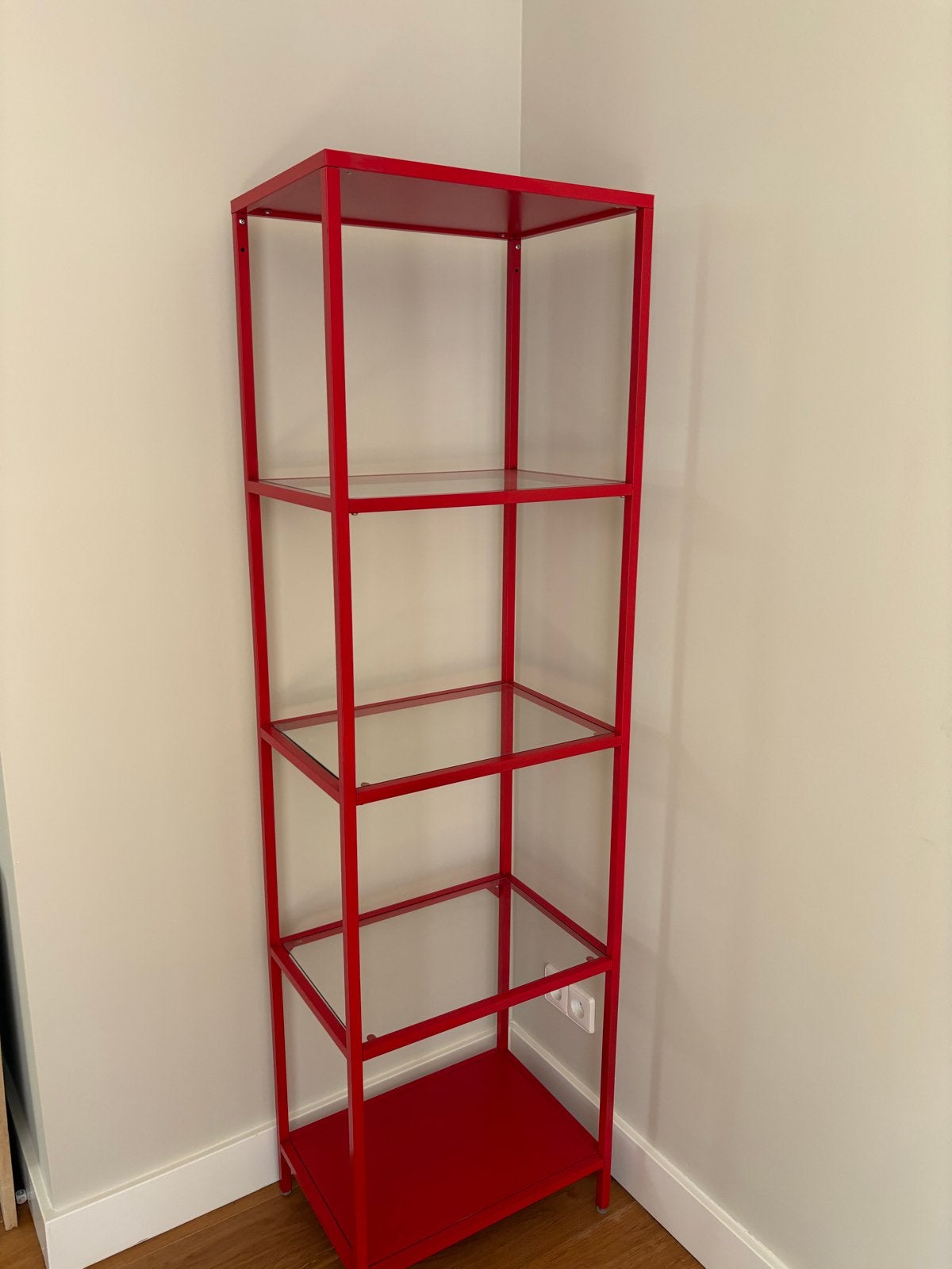 Rood kastje  met glazen planken, Huis en Inrichting, Kasten | Boekenkasten, Ophalen, Met plank(en), 50 tot 100 cm, Zo goed als nieuw