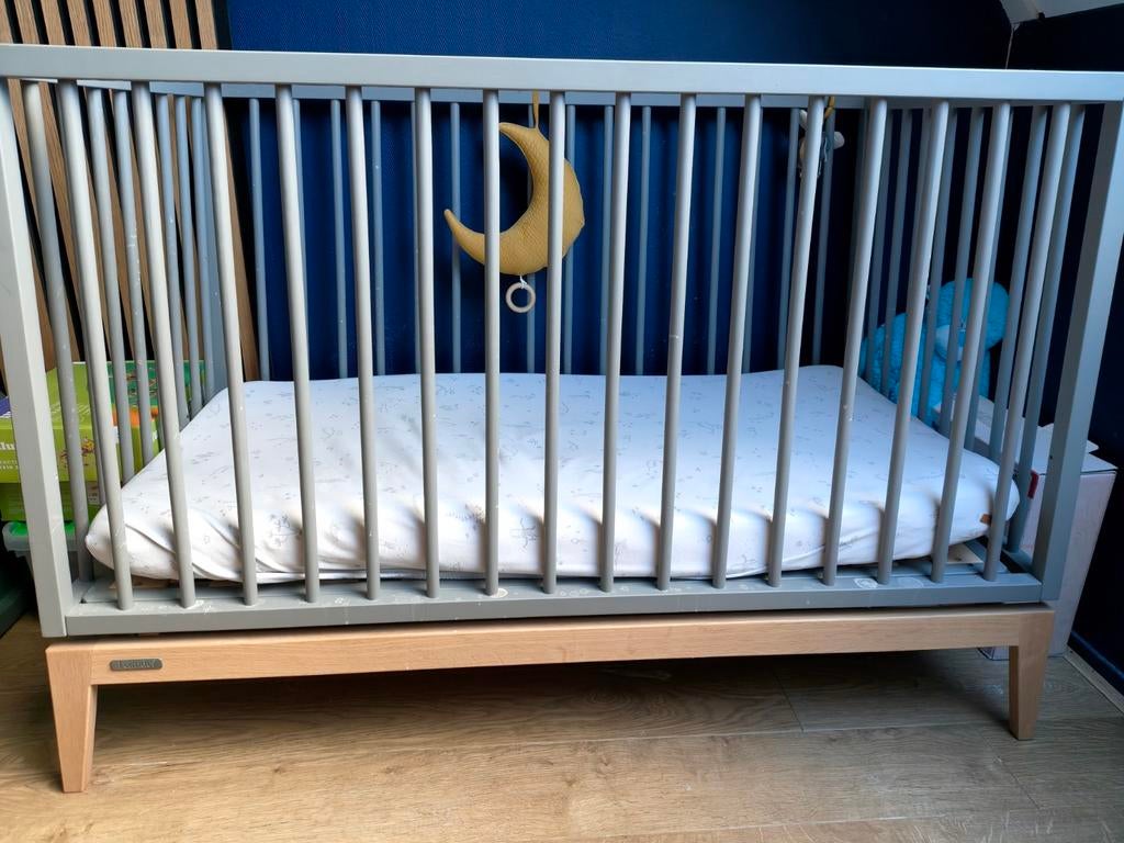 Stoer peuterbed inclusief (bijna nieuw) matras en aerotop, Ophalen, Zo goed als nieuw, Ledikant