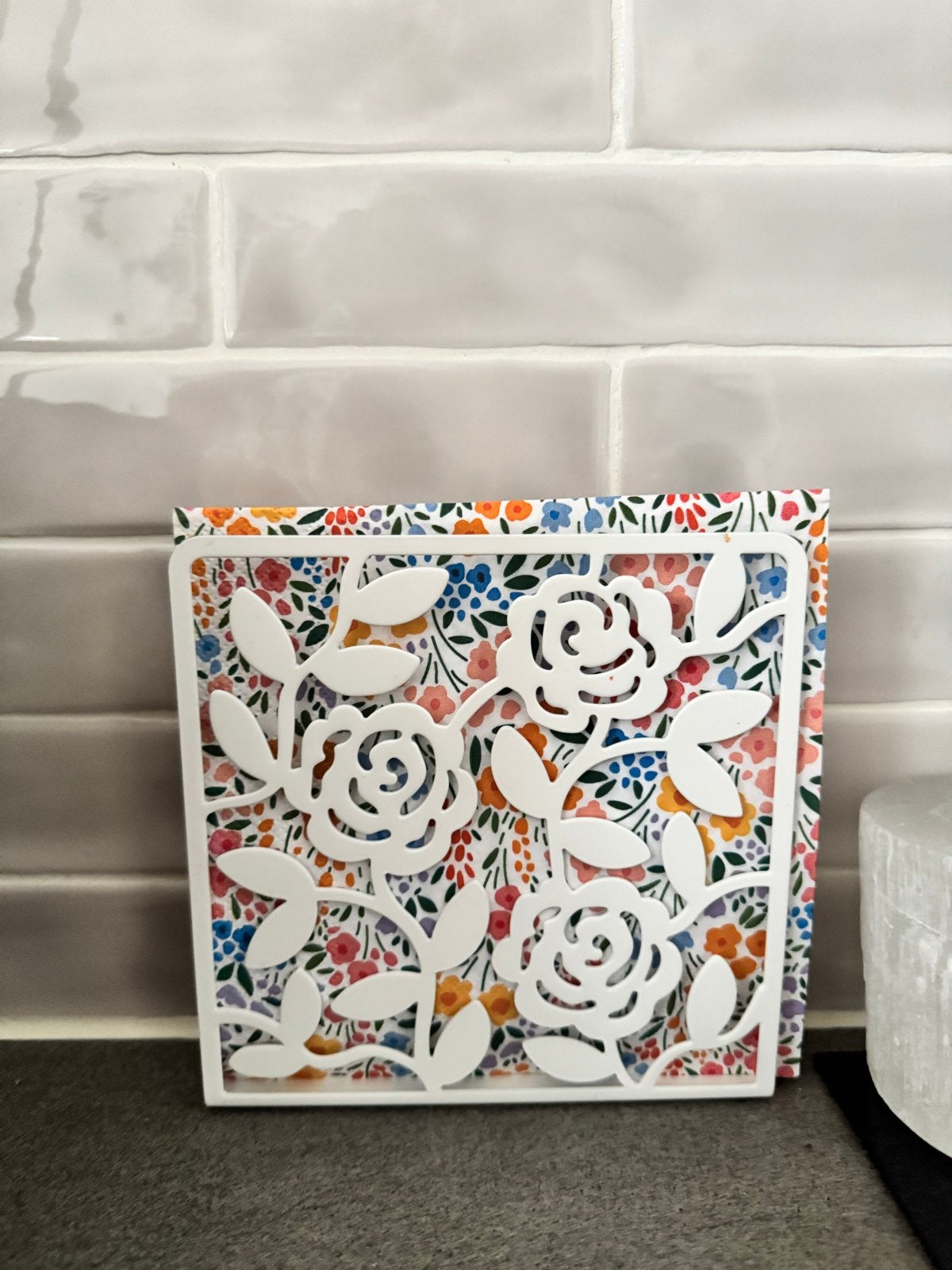 Decoratieve servettenhouder met bloemenpatroon, Ophalen, Overige typen, Zo goed als nieuw, Metaal
