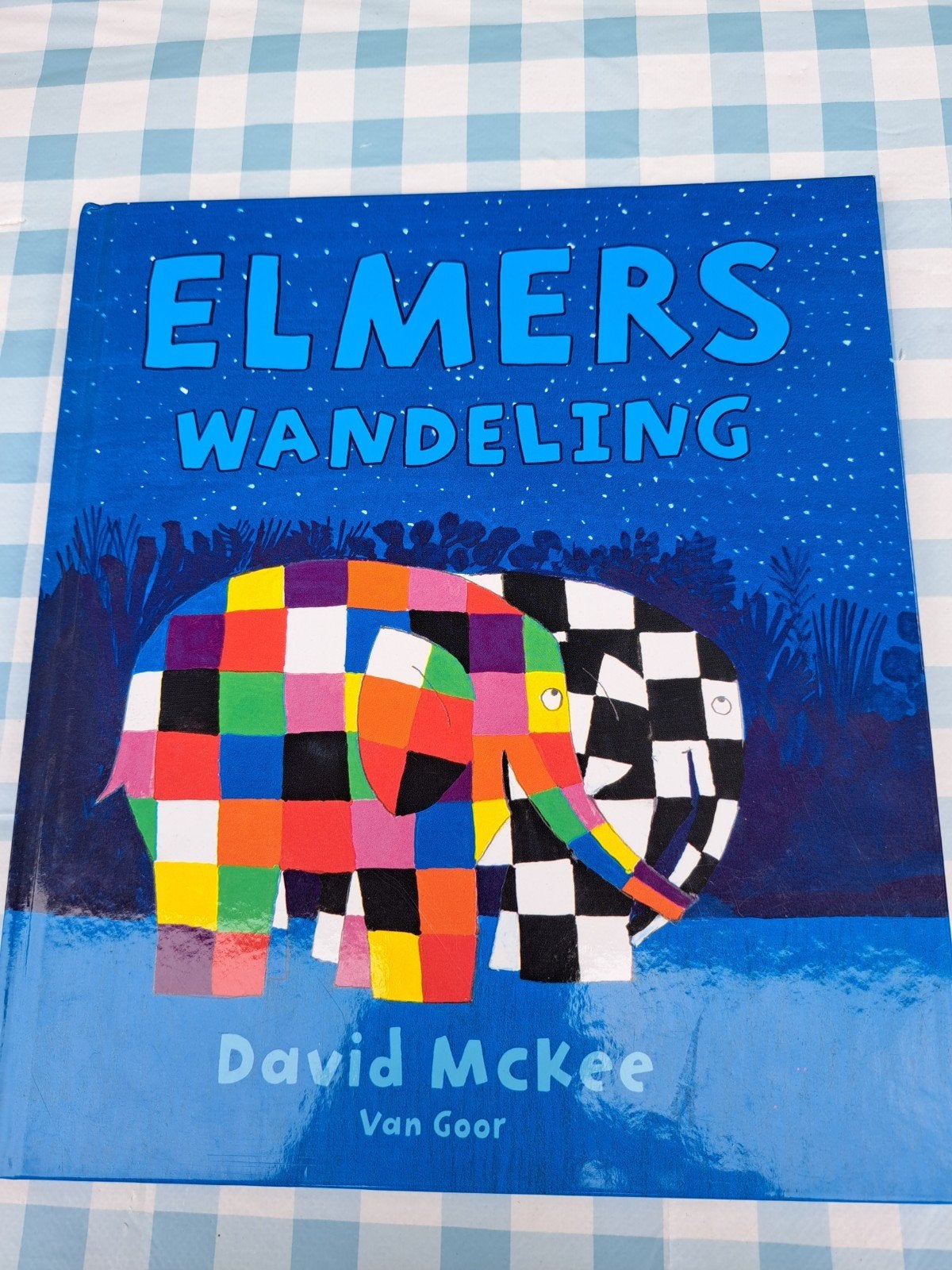 B3 Elmers Wandeling - David McKee (Hardcover), Boeken, Fictie algemeen, Jongen of Meisje, Ophalen of Verzenden, Zo goed als nieuw