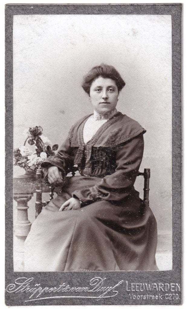 CDV - Vrouw Jurk - Foto Struppert & Van Duyl Leeuwarden, Gebruikt, Foto, Ophalen of Verzenden, Voor 1940
