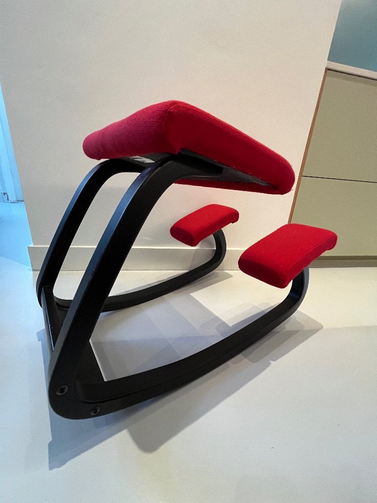 Stokke / Varier Variable balans kniestoel - zwart/rood, Ophalen, Zo goed als nieuw, Bureaustoel, Rood