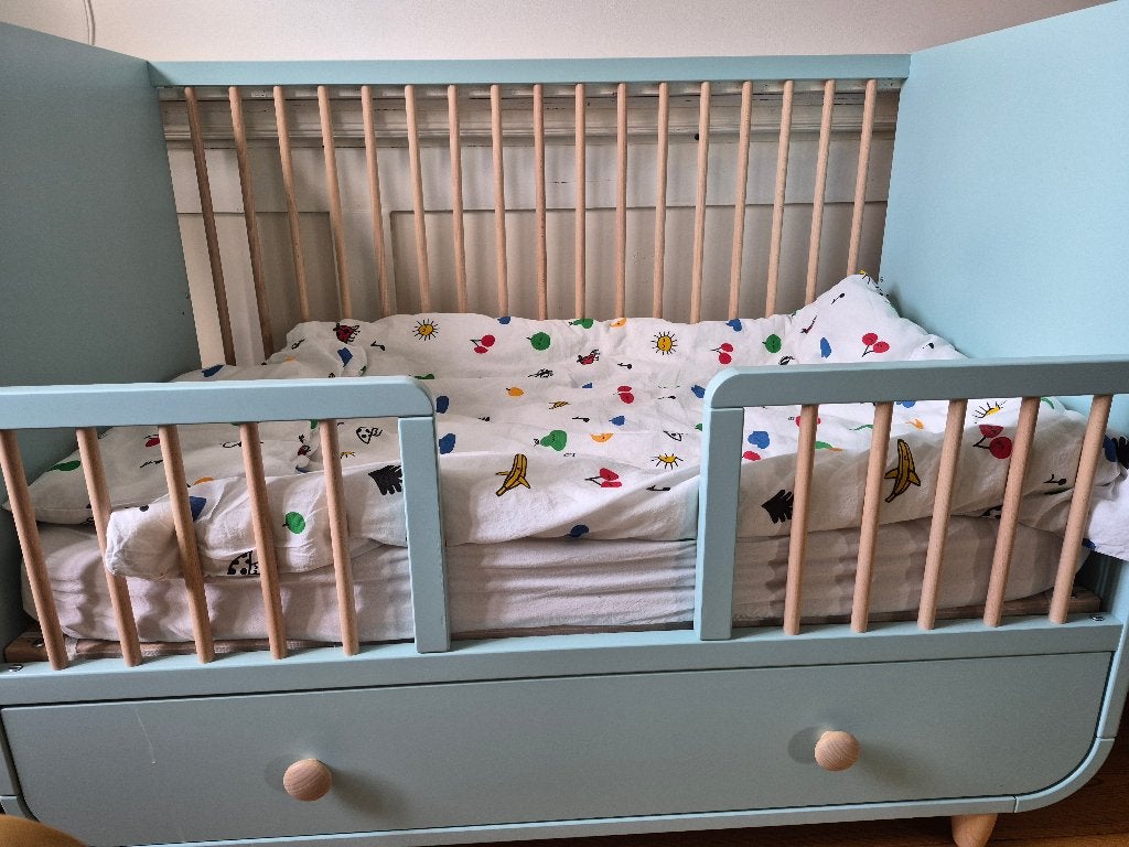 Baby- en peuterbed Ikea MYLLRA inclusief alles te koop!, Zo goed als nieuw, Minder dan 140 cm, Minder dan 70 cm, Ophalen