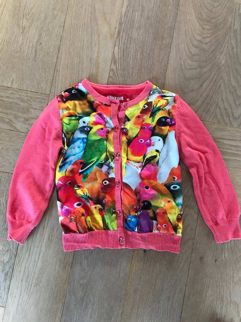 ZGAN Supervrolijk vestje Someone mt 92 met gekleurde vogels, Meisje, Trui of Vest, Ophalen of Verzenden, Zo goed als nieuw