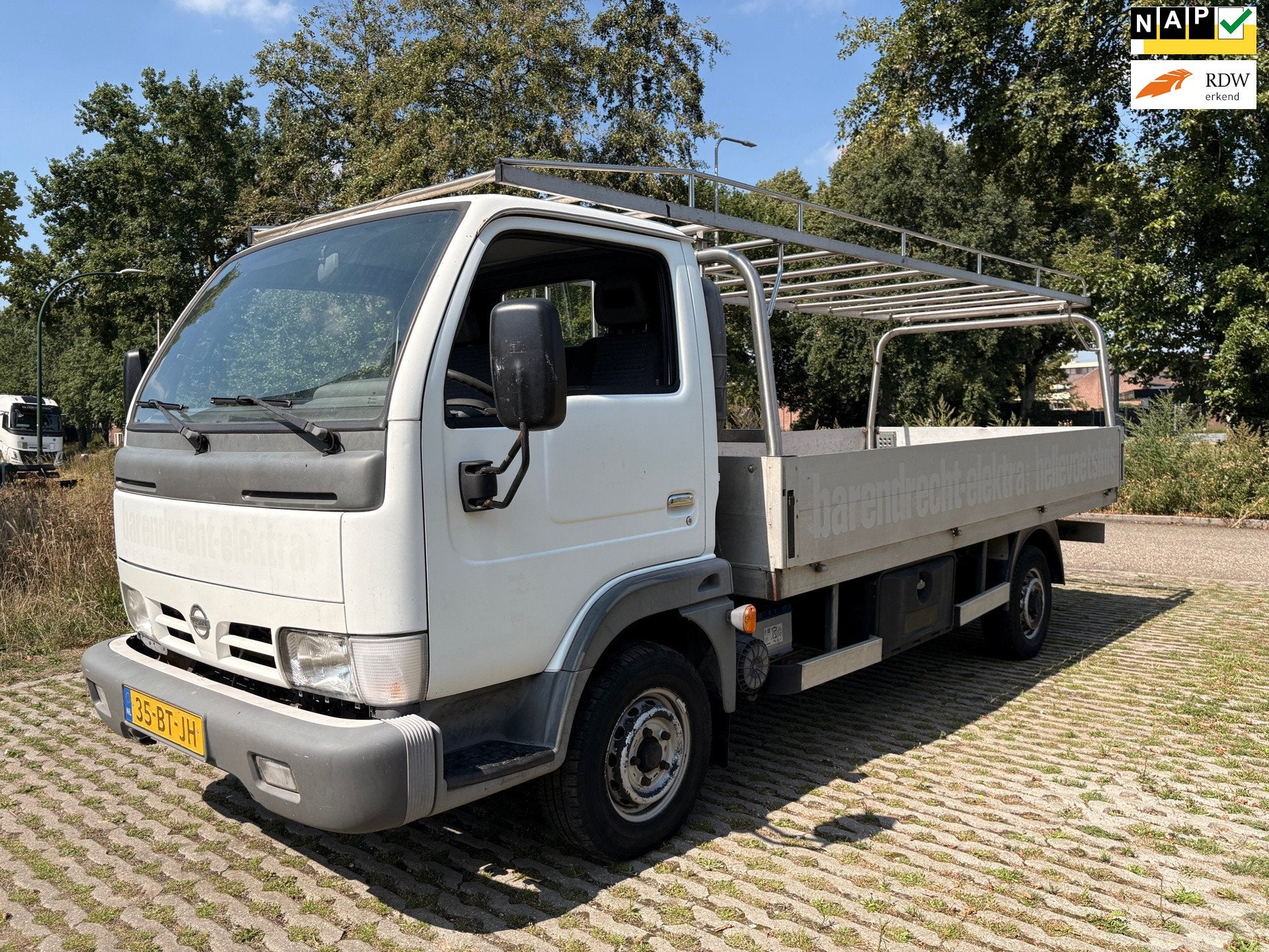Nissan Cabstar E 105.32-340 3.0TD - openlaadbak - nieuwe apk, Auto's, 1940 kg, Achterwielaandrijving, Gebruikt, 2953 cc