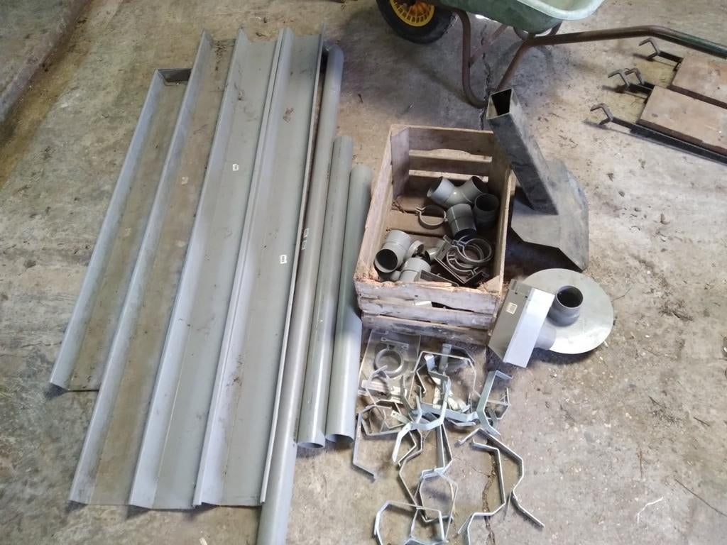 Diverse goten, afvoerbuizen en bevestigingsmateriaal, Ophalen