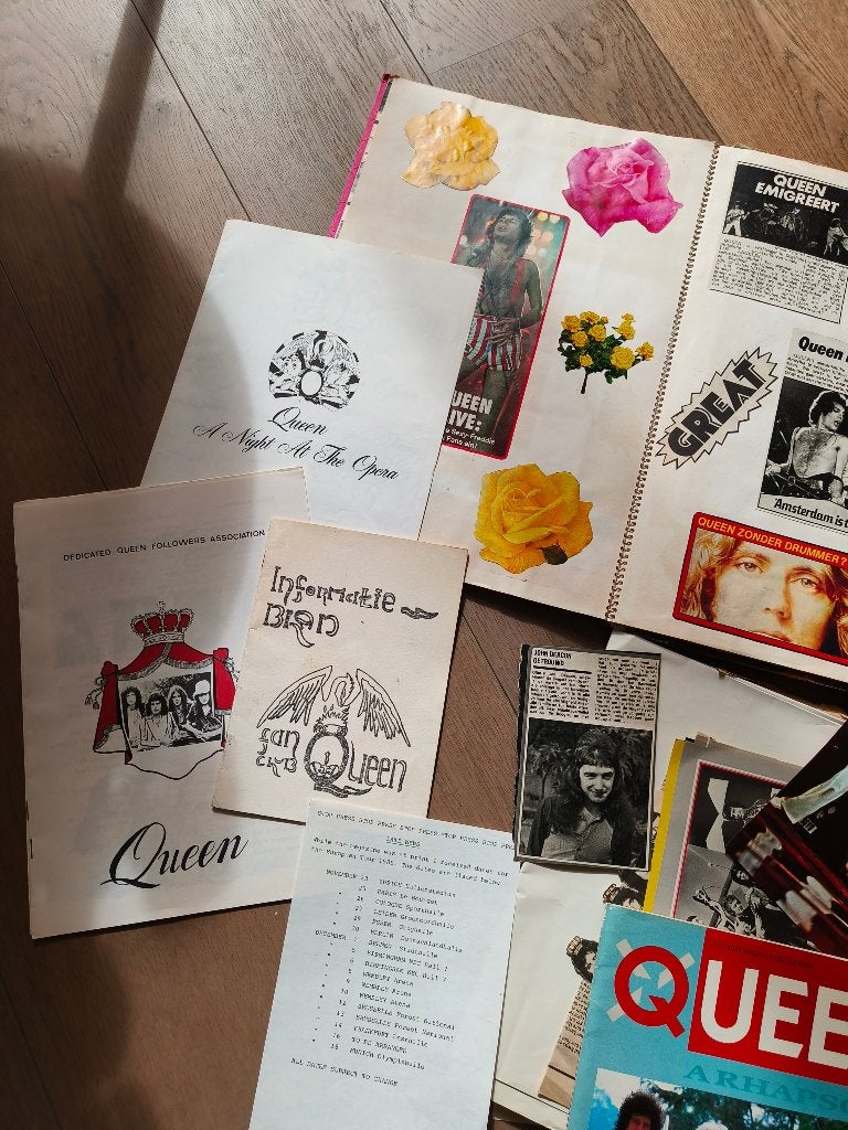 Queen Fan Collectie: Boeken, Tijdschriften & Memorabilia, Boeken, Gelezen, Diverse, Artiest, Ophalen of Verzenden