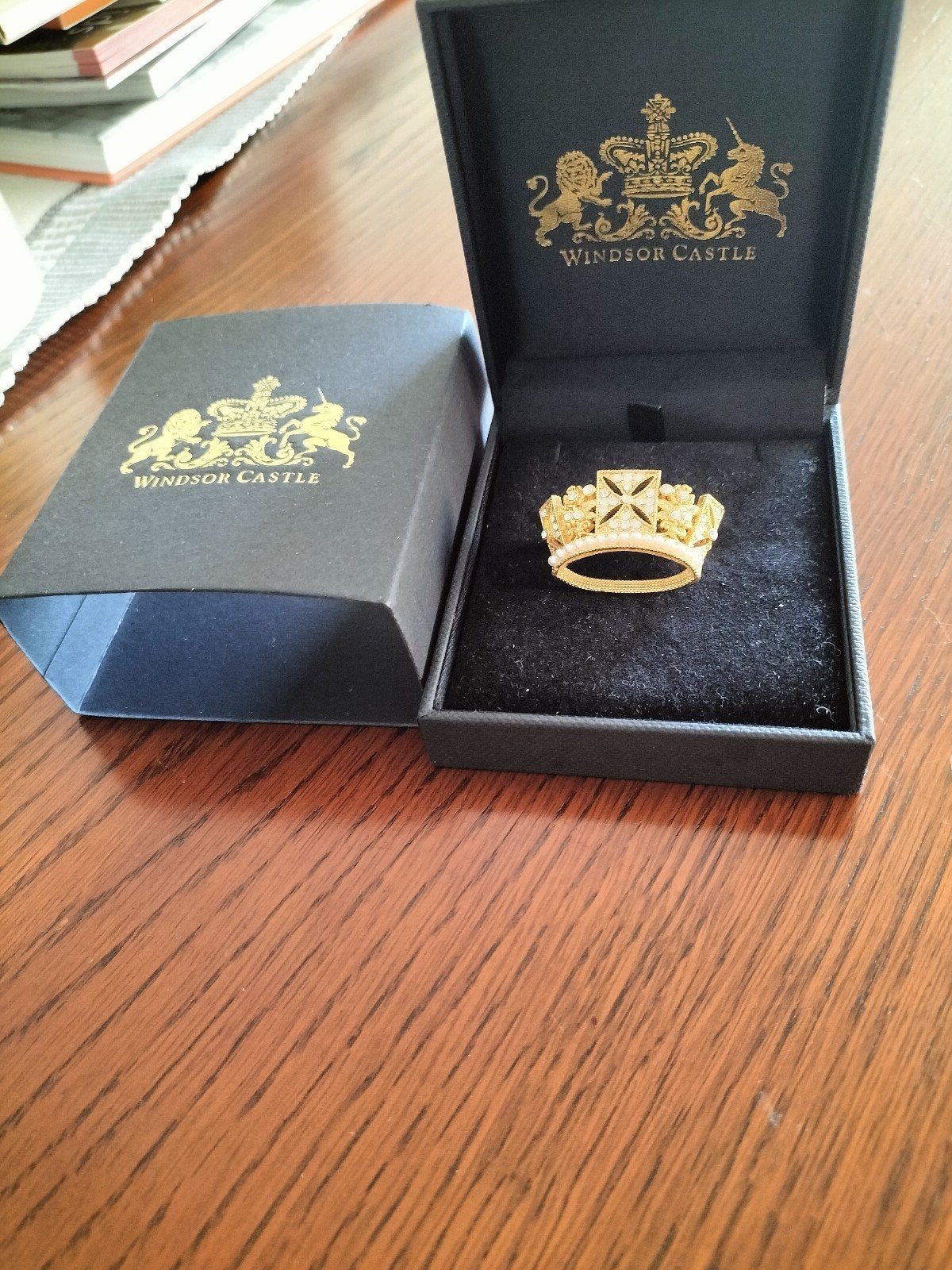 Windsor Castle Kroon speldje - Goudkleurig met parels, Verzenden, Zo goed als nieuw, Buitenland, Speld(je) of Lepel(tje)