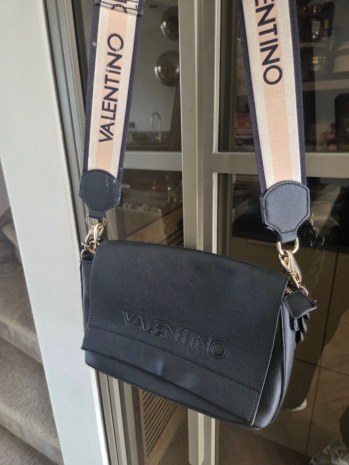 Valentino schoudertas zwart met logoband, Sieraden, Tassen en Uiterlijk, Tassen | Damestassen, Ophalen of Verzenden