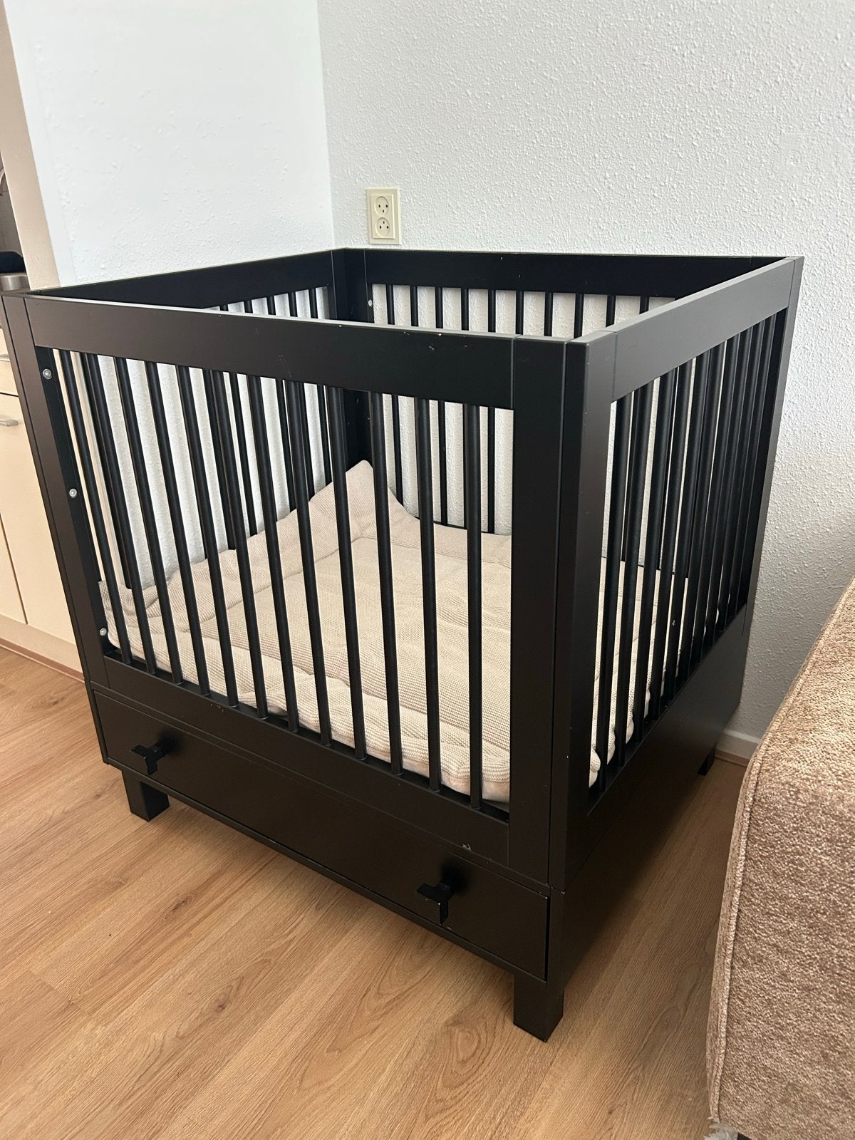 Nette zwarte box met lade en verstelbare bodem, Kinderen en Baby's, Boxen, Ophalen, Gebruikt, Vierkant, In hoogte verstelbaar