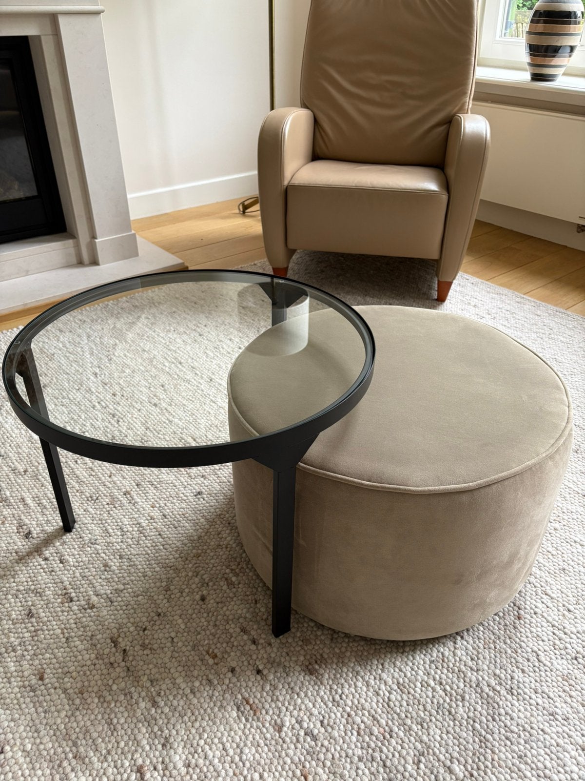 Bijzettafel/salontafel zwart met glasplaat, Huis en Inrichting, Tafels | Salontafels, Ophalen, Rond, 50 tot 100 cm, Zo goed als nieuw
