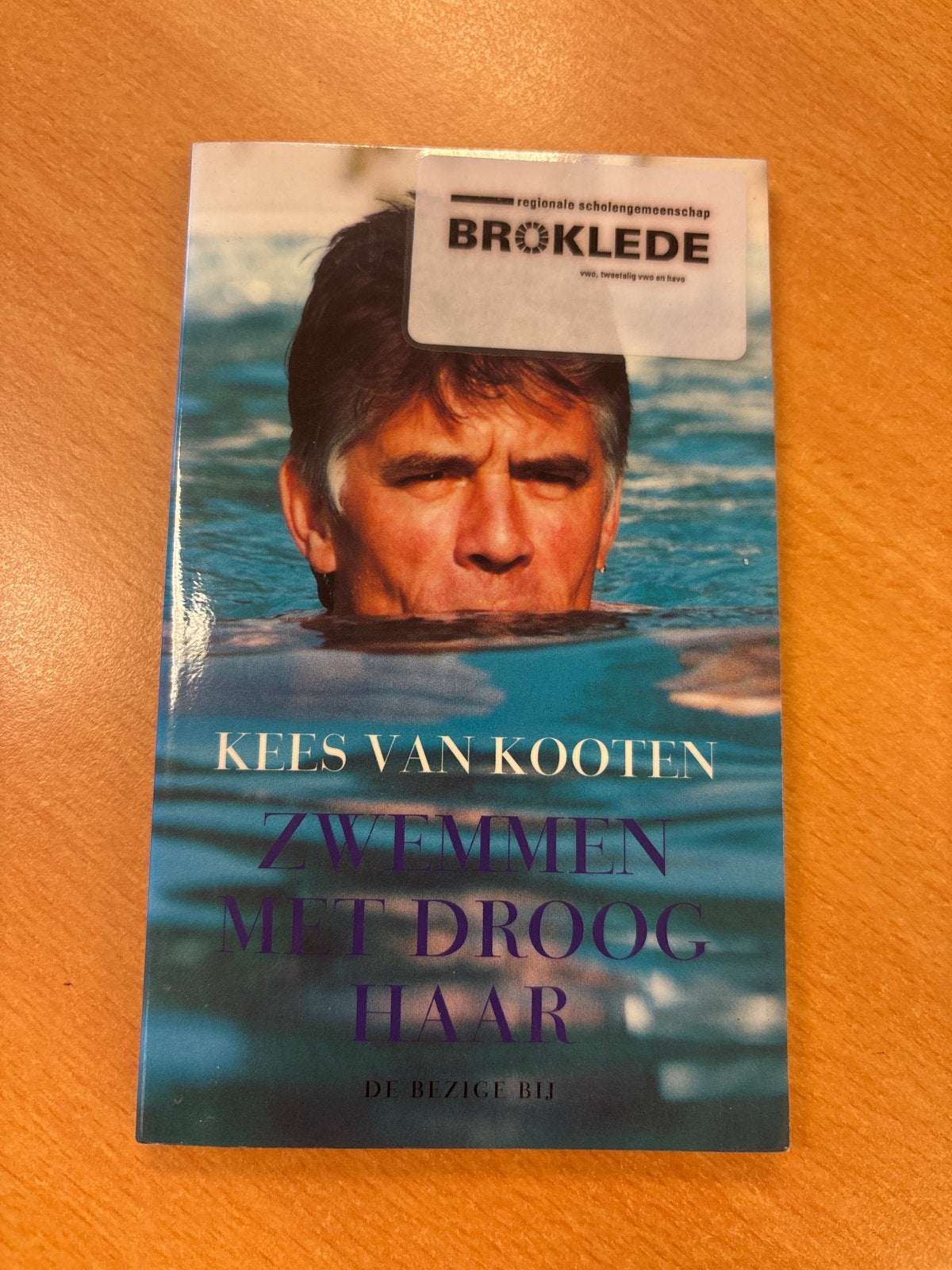Zwemmen met droog haar - Kees van Kooten (ex-schoolboek), Ophalen of Verzenden, Gelezen, Nederland