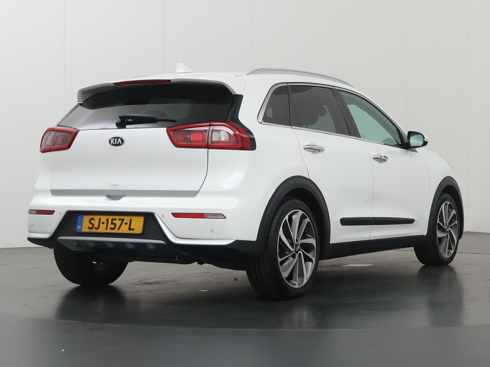 Foto 2 van Kia Niro 1.6 GDi Hybrid ExecutiveLine | Lederen Bekleding |