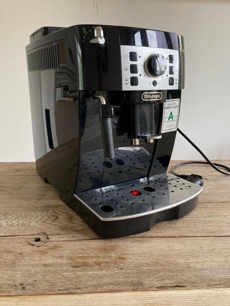 DeLonghi Magnifica S, Witgoed en Apparatuur, Koffiezetapparaten, Gebruikt, Koffiemachine, 4 tot 10 kopjes, Afneembaar waterreservoir