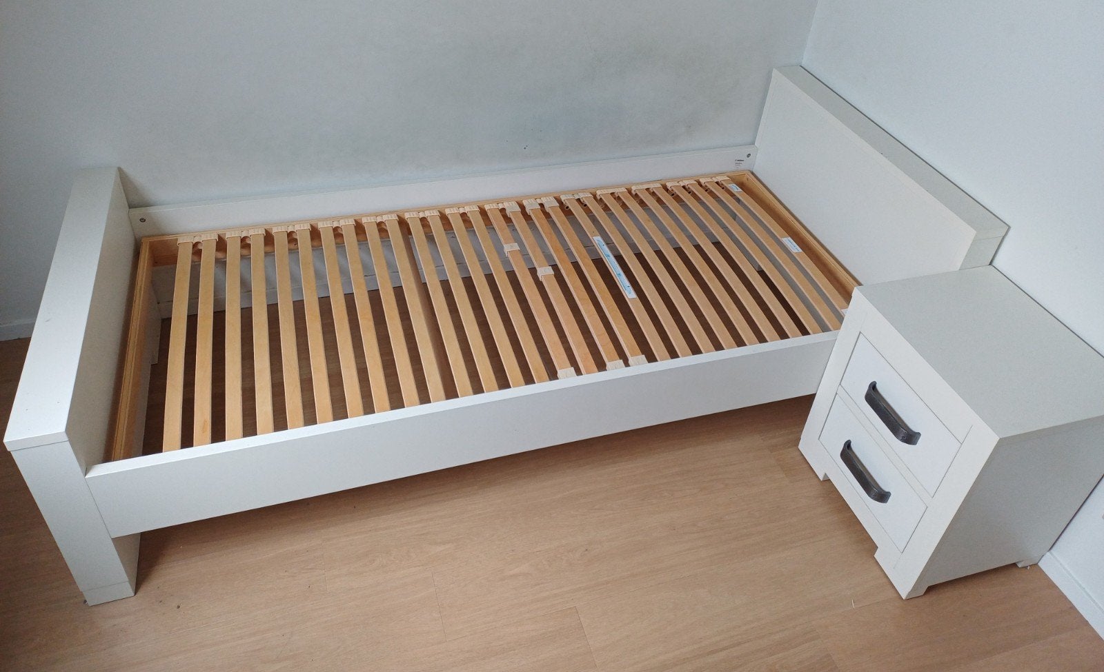 Kidsmill Brent bed 90x200 cm met nachtkastje en lattenbodem, Ophalen, 85 tot 100 cm, Gebruikt, Lattenbodem