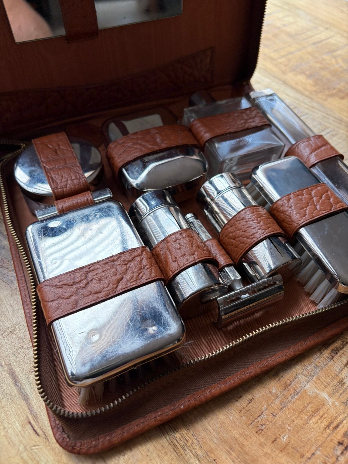 Vintage heren toiletreisset / scheerset, Gebruikt, Softcase, Bruin, Ophalen of Verzenden