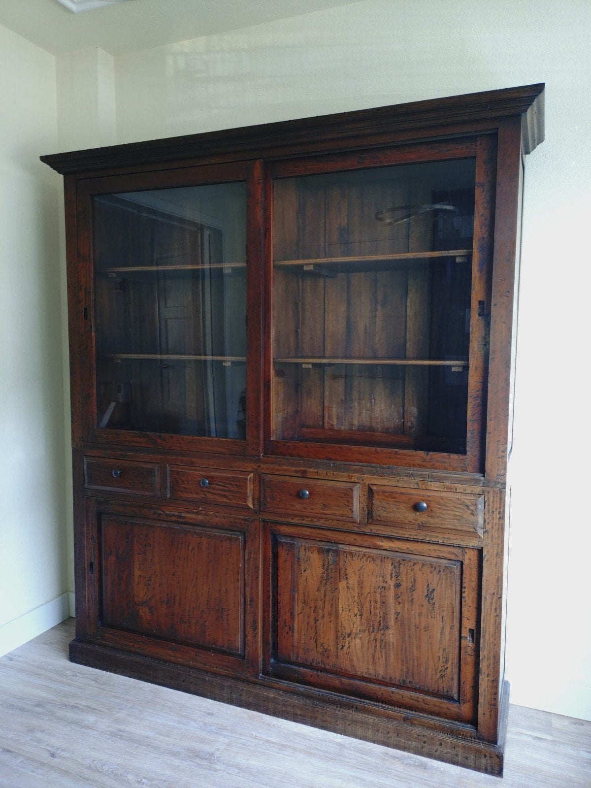 Massief houten vitrinekast met schuifdeuren, Ophalen, 200 cm of meer, 25 tot 50 cm, Overige houtsoorten