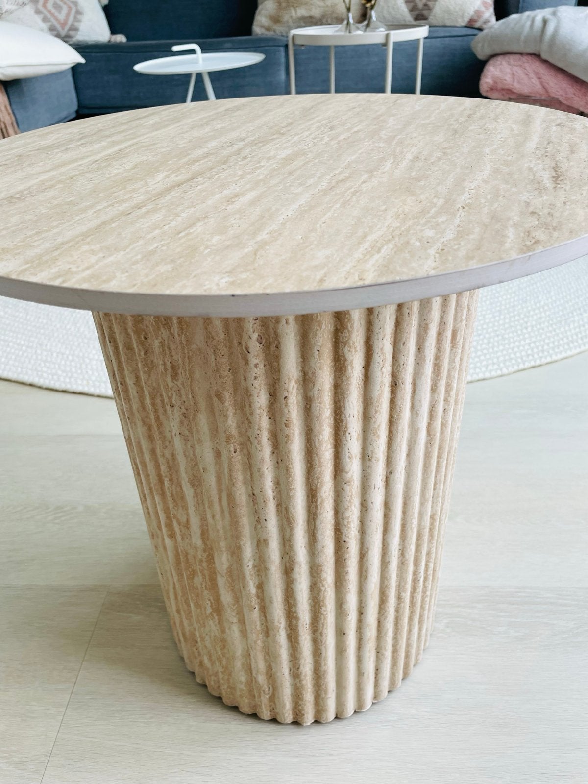 Stijlvolle ronde travertin salom- bijzettafel, Ophalen, Overige materialen, Rond, Zo goed als nieuw