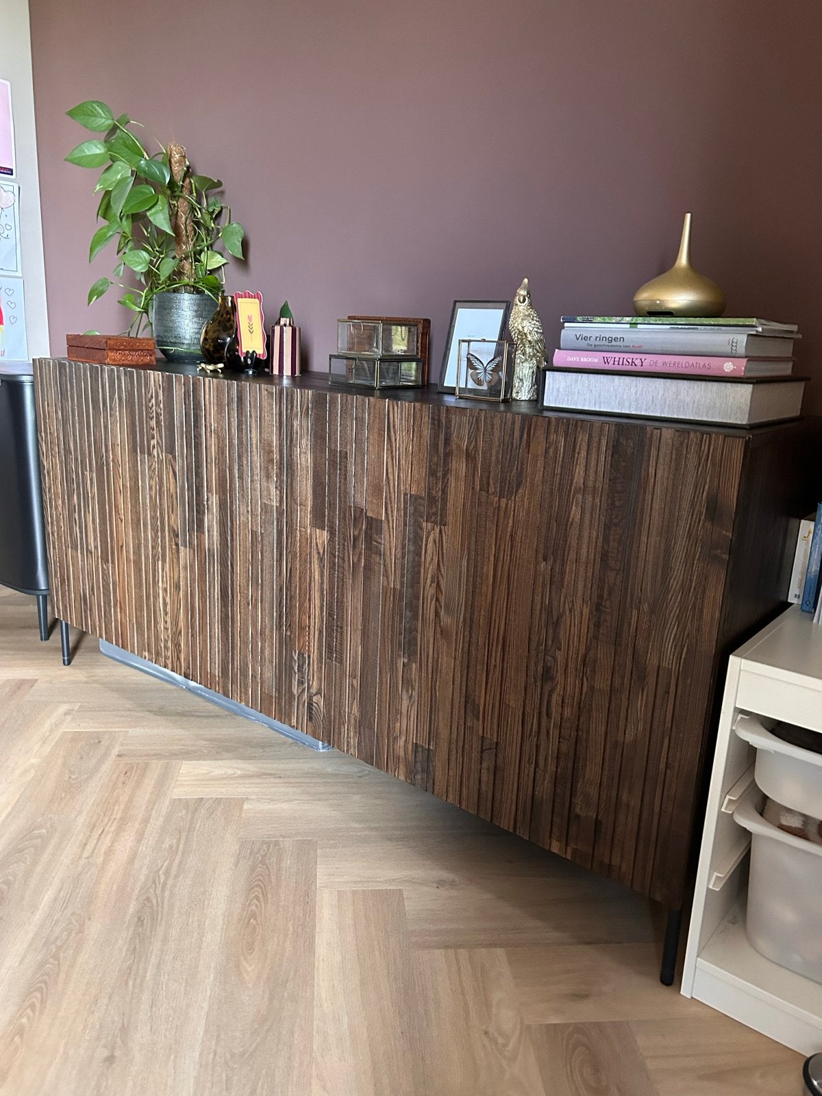 Stijlvol dressoir van WOOOD - lijn Gravure, Huis en Inrichting, Kasten | Dressoirs, Zo goed als nieuw, 150 tot 200 cm, 25 tot 50 cm