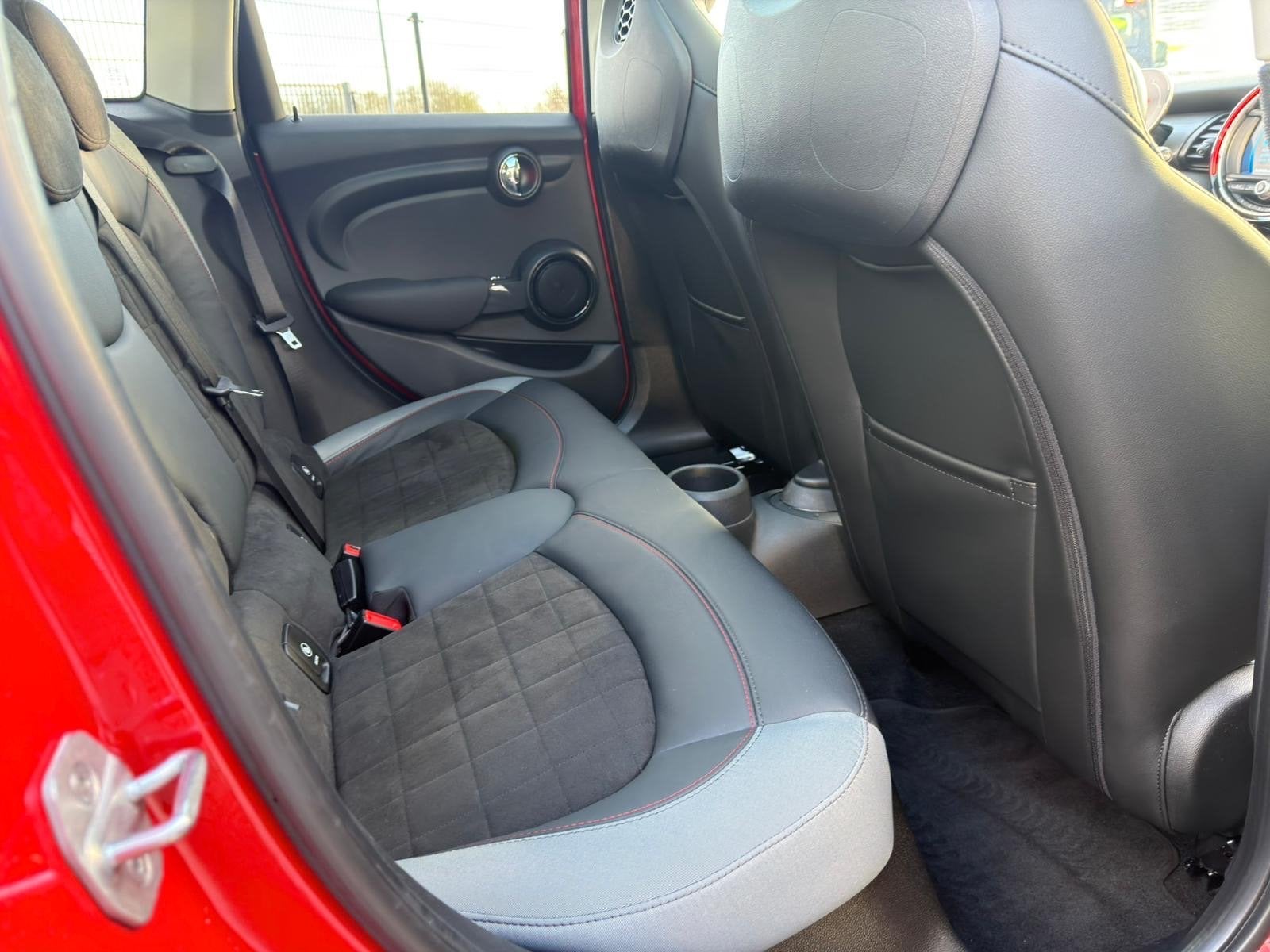 Foto 2 van Perfecte Mini Cooper 5-deurs (f55) Rood
