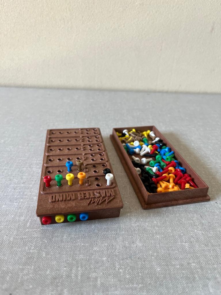 Z.G.A.N. MINI mastermind met 6 kleuren BROEKZAK FORMAAT, Hobby en Vrije tijd, Gezelschapsspellen | Bordspellen, Clipper, Een of twee spelers
