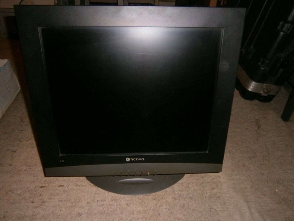 AG Neovo F-17 LCD 17" monitor + originele voeding, VGA kabel, Ophalen, Gebruikt, IPS, Kantelbaar
