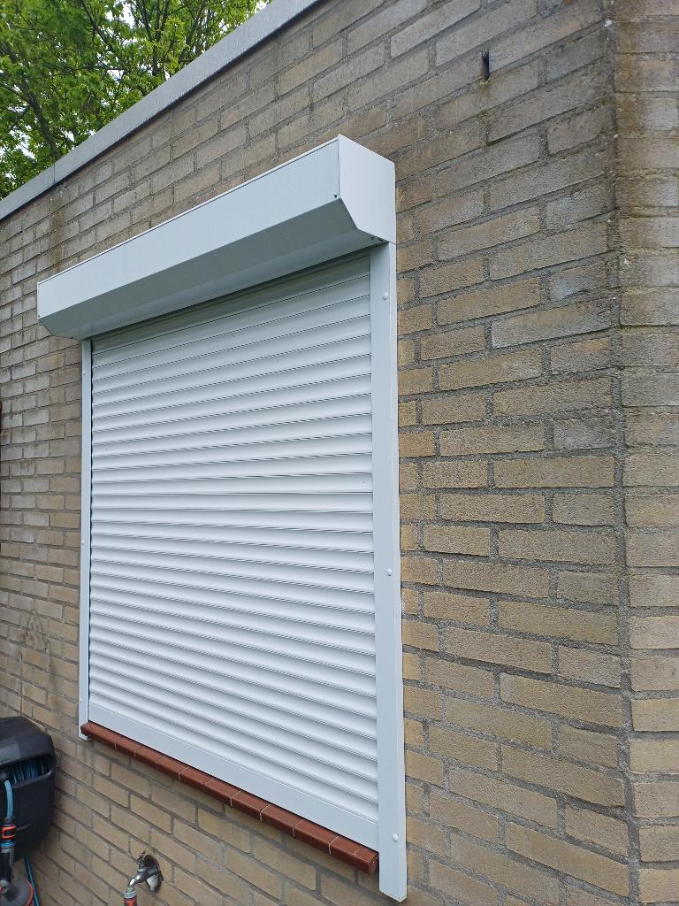Rolluik, Doe-het-zelf en Verbouw, Rolluiken, Ophalen, 100 tot 150 cm, Zo goed als nieuw, Wit