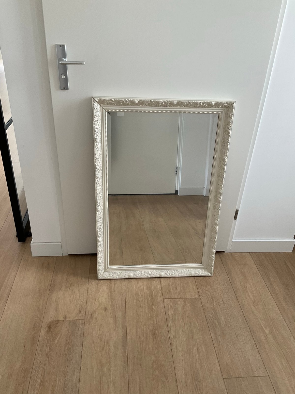 Decoratieve spiegel met sierlijke lijst, 100 tot 150 cm, Ophalen of Verzenden, Zo goed als nieuw, Rechthoekig