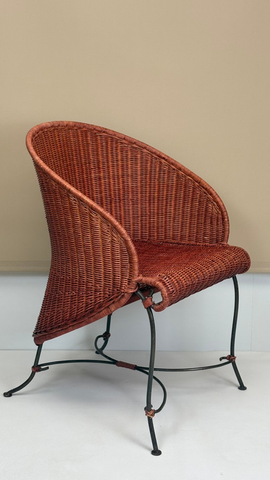 Vintage rotan design fauteuil met gebogen metalen onderstel, Huis en Inrichting, Stoelen, Bruin, Vintage, Zo goed als nieuw, Metaal
