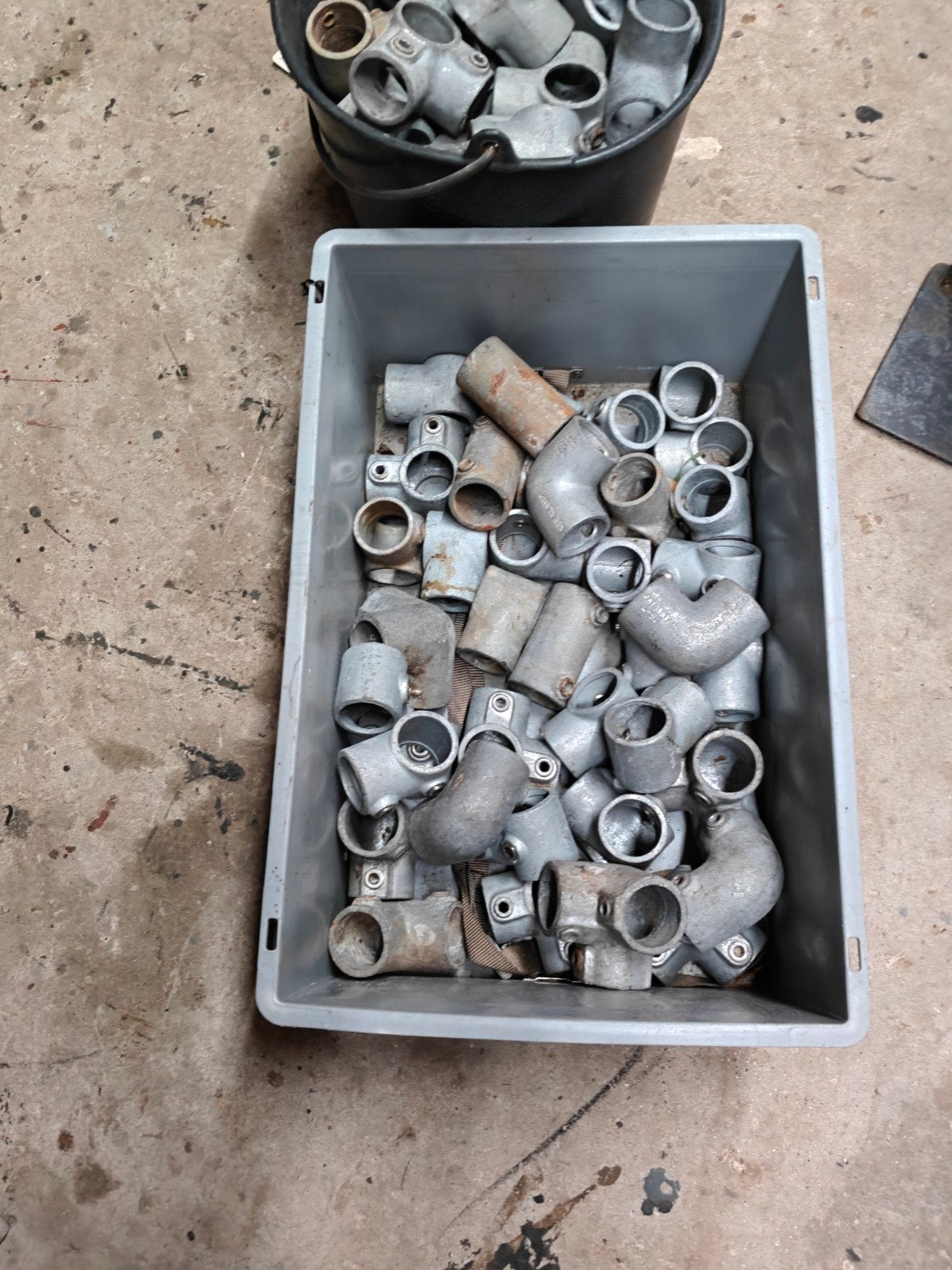 bak met steigerbuis koppelingen, Doe-het-zelf en Verbouw, Ophalen, Gebruikt, Minder dan 50 mm