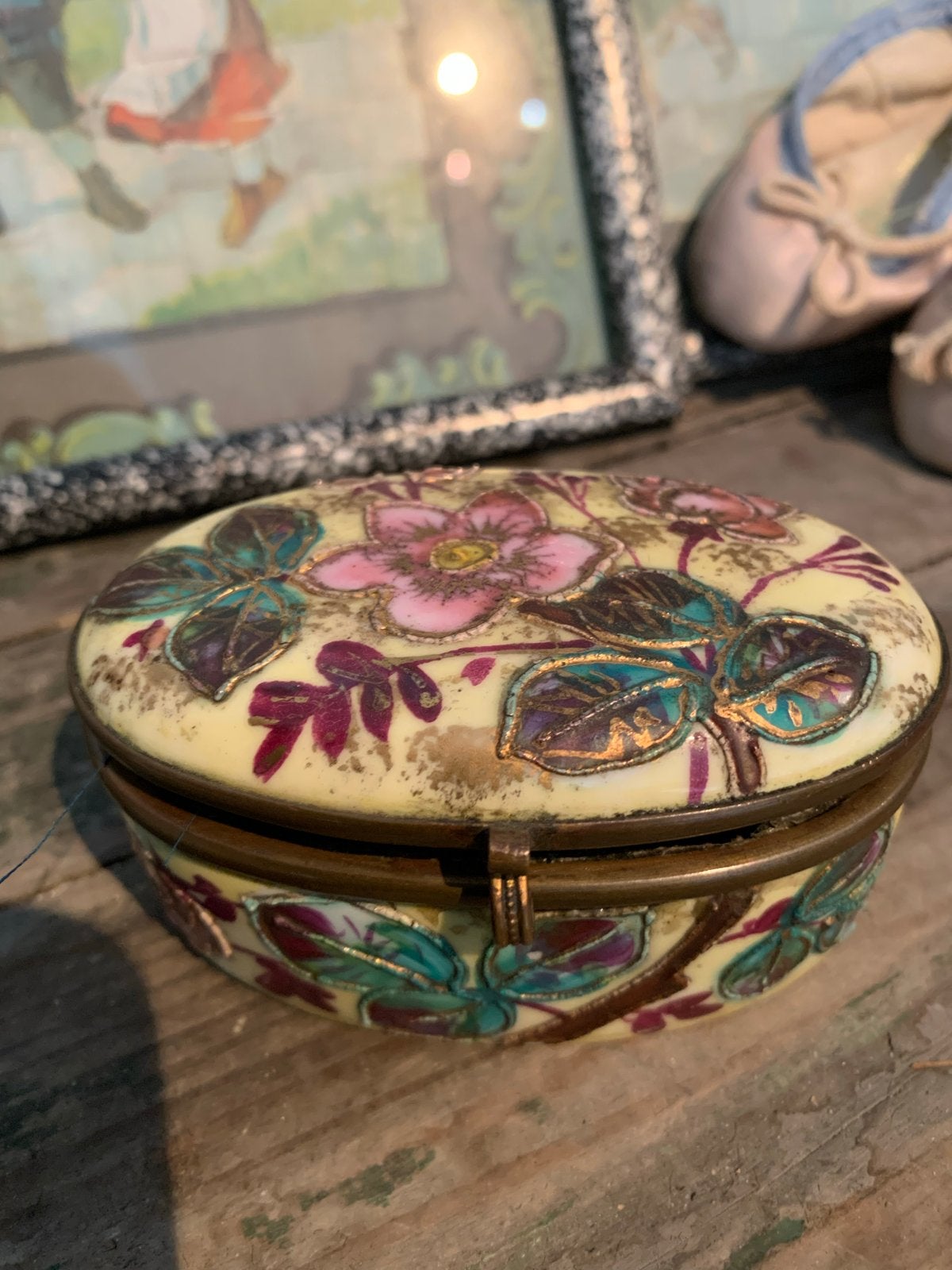 Antiek pillendoosje/juwelendoosje in ormolu met bloemdecor, Antiek en Kunst, Ophalen of Verzenden