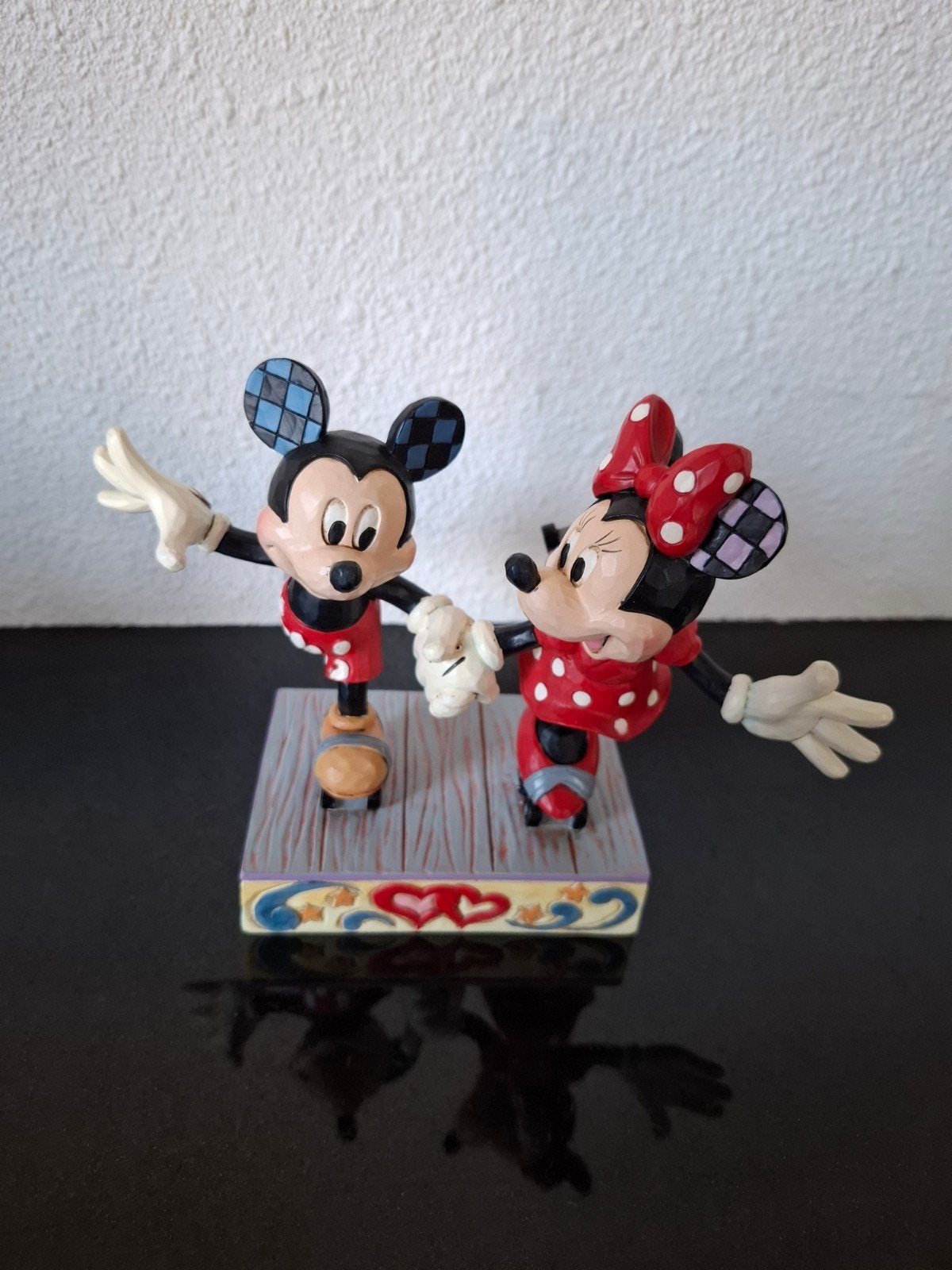 disney traditions mickey en minnie mouse rolschaatsen, Verzamelen, Disney, Ophalen, Mickey Mouse, Zo goed als nieuw, Beeldje of Figuurtje