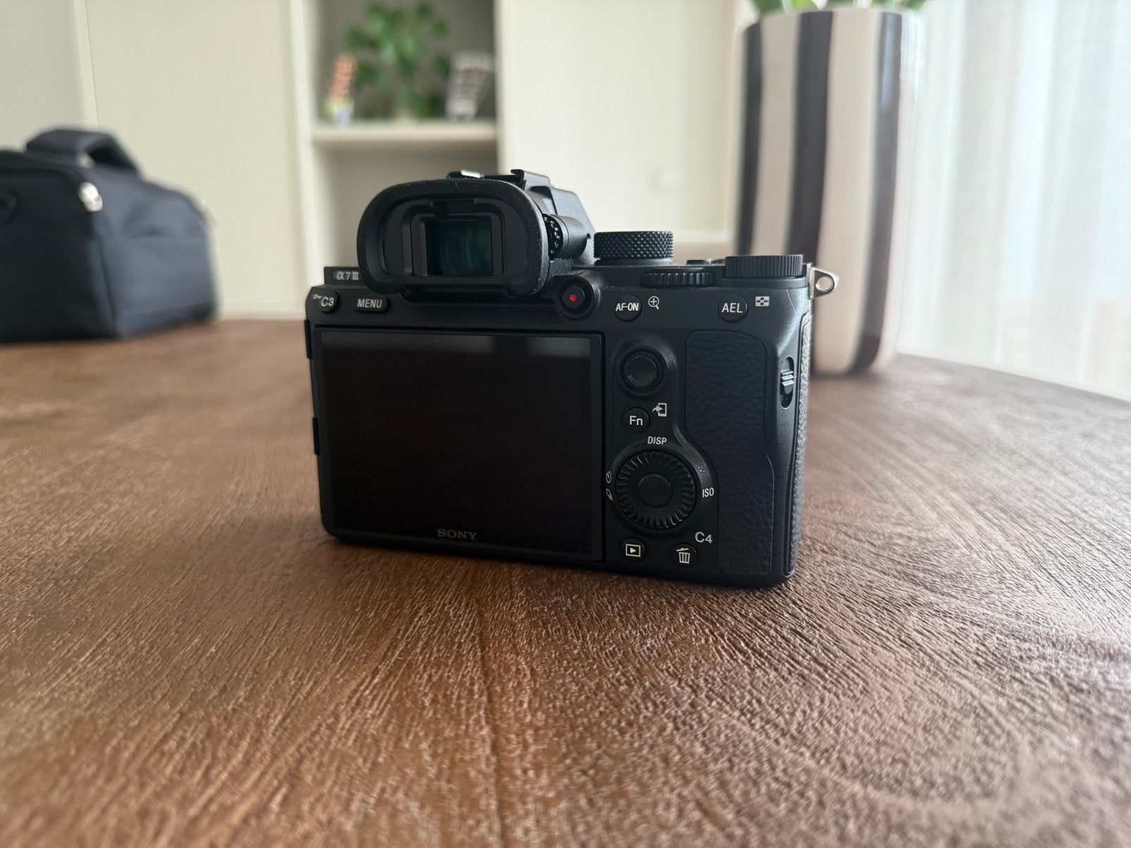 Foto 4 van Sony A7III body / laag aantal clicks (2596) / 3 accu's + tas