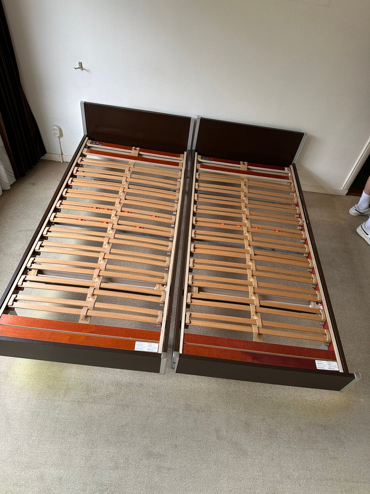 2x Lattoflex eenpersoonsbed 90x200 – samen 180x200, Ophalen, Gebruikt, Bruin, Tweepersoons