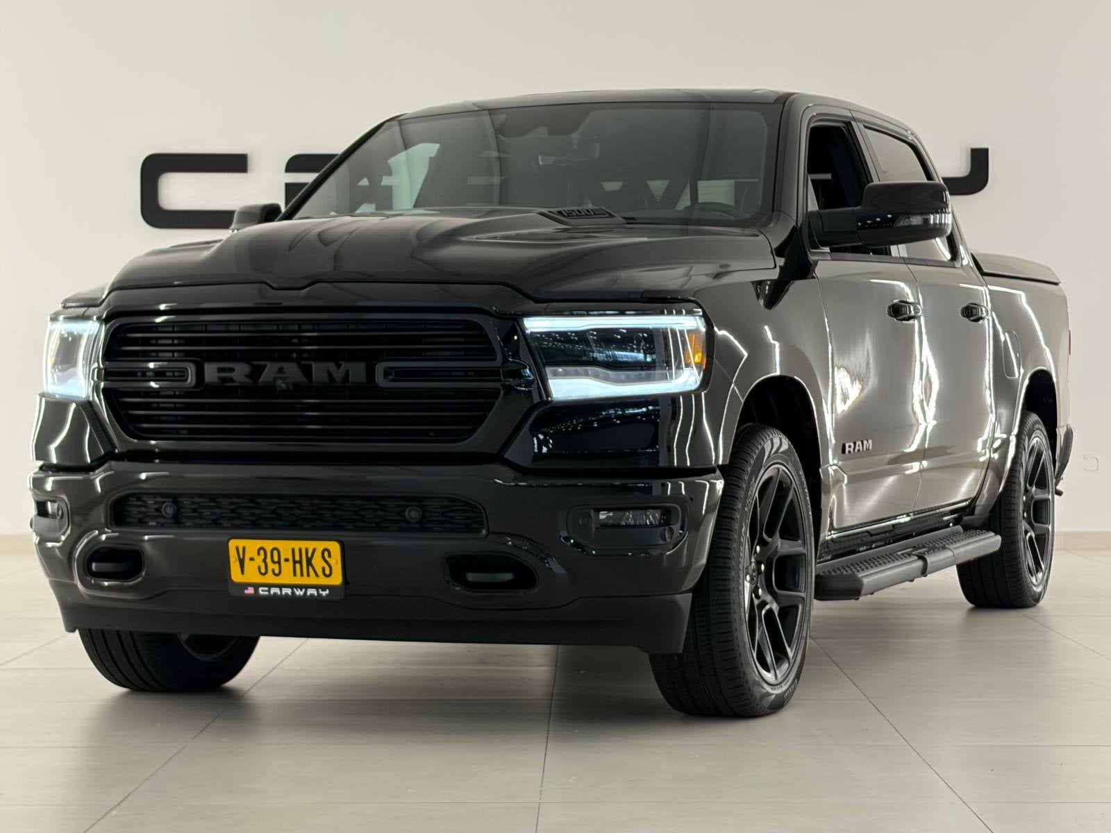 Dodge Ram 1500 5.7 V8 4x4 Laramie Night (bj 2026), Auto's, Automaat, Gebruikt, 5654 cc, Zwart