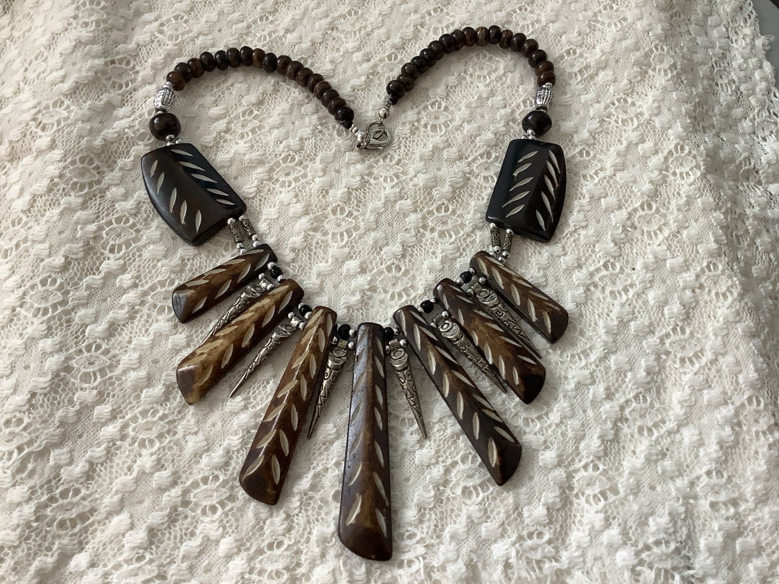 Houten ketting met tribal design en zilverkleurige accenten, Ophalen of Verzenden, Zo goed als nieuw, Bruin, Overige materialen