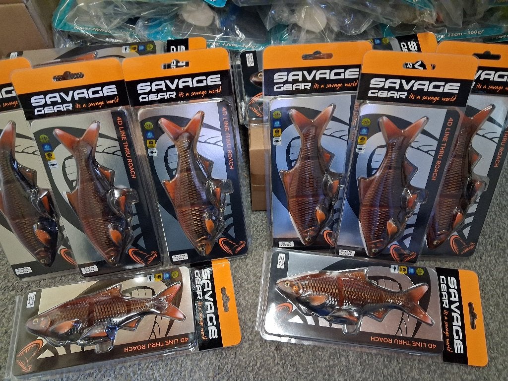 Line-Thru Roach 18cm Black...Savage Gear swimbaits...