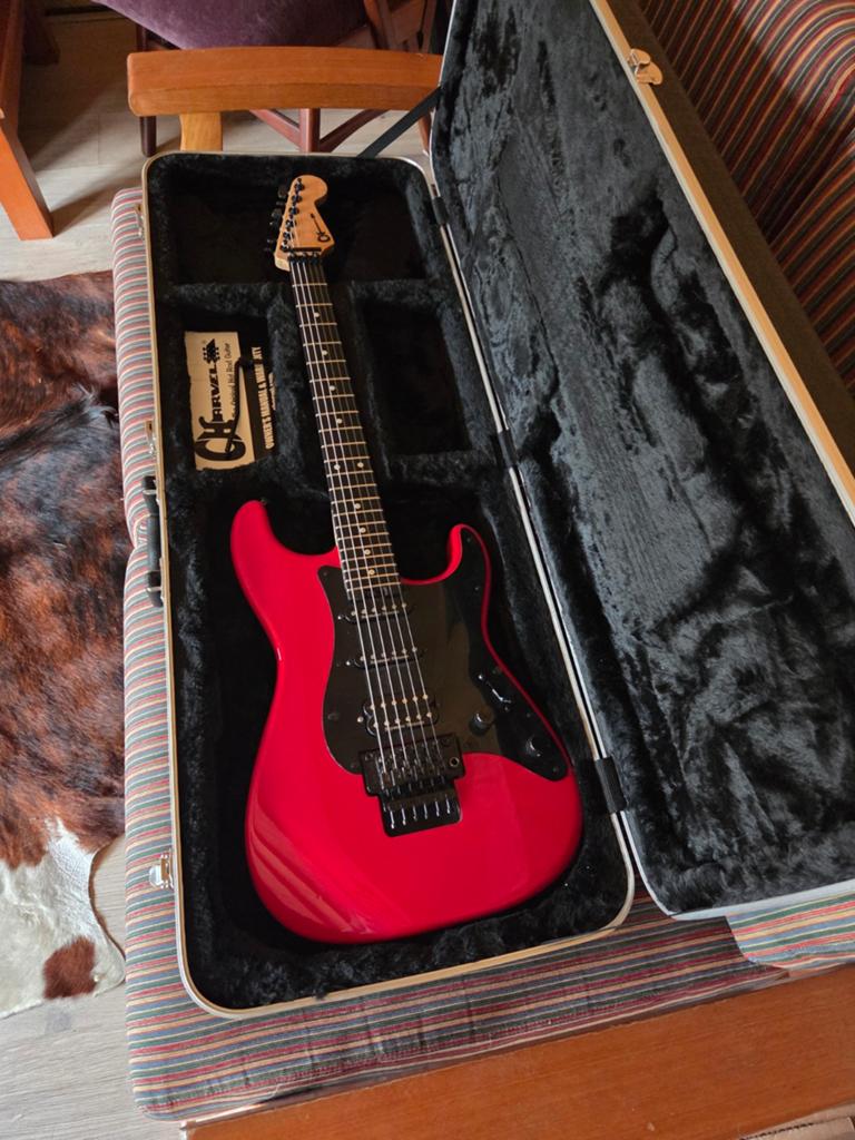 Charvel Pro-Mod So-Cal HSS FR Inclusief Case, Muziek en Instrumenten, Snaarinstrumenten | Gitaren | Elektrisch, Zo goed als nieuw