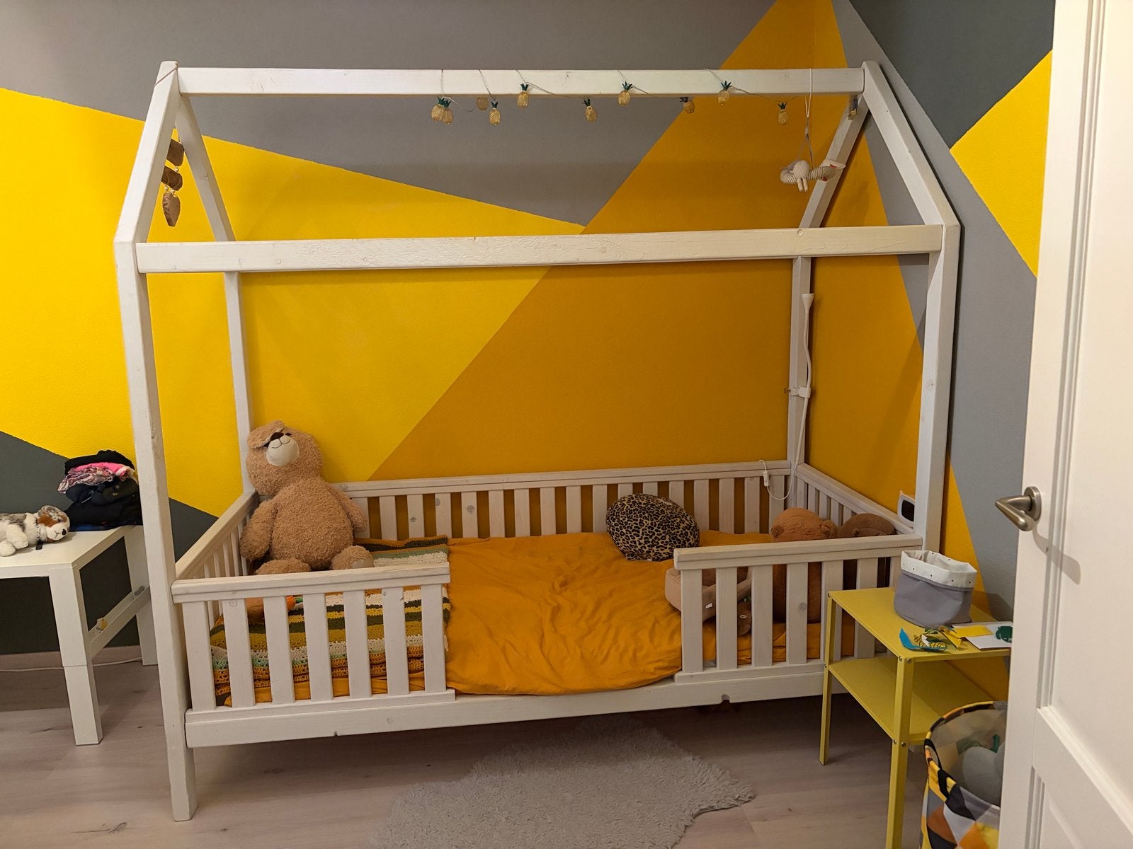 Kinderbed met huisje. Wit houten bedframe, Kinderen en Baby's, Kinderkamer | Bedden, Zo goed als nieuw, 180 cm of meer, 85 tot 100 cm