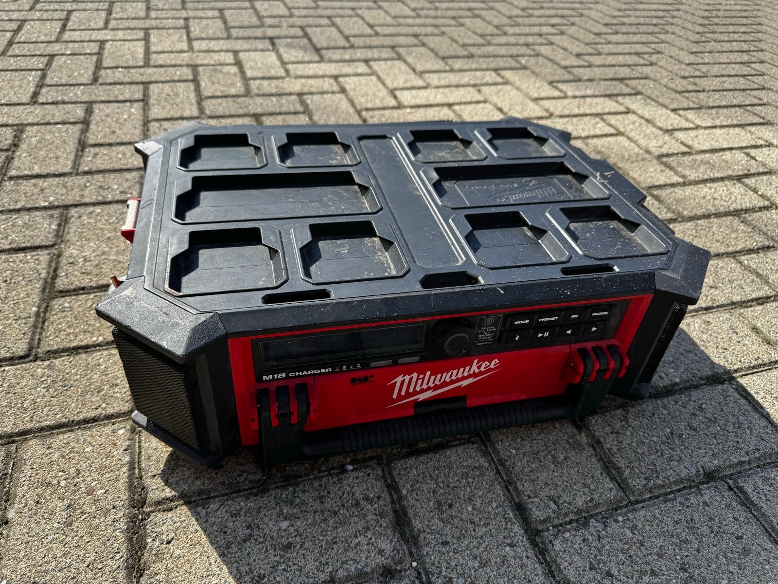 Milwaukee M18 PRCDAB+ bouwradio en oplader, Ophalen of Verzenden, Zo goed als nieuw
