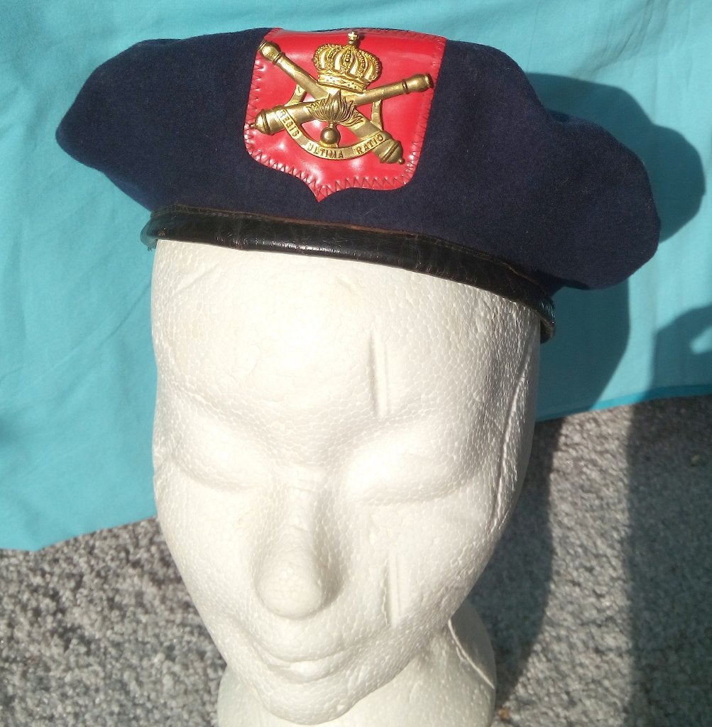 BELGISCHE ARTILLERIE BARET / MILITAIRE LEGERPET UIT 1955., Verzamelen, Verzenden, Landmacht, Overige gebieden, Embleem of Badge