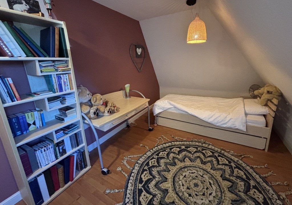Tienerkamer met bed, nachtkastje, bureau en boekenkast, Huis en Inrichting, Slaapkamer | Bedden, Ophalen, Gebruikt, 90 cm, Eenpersoons