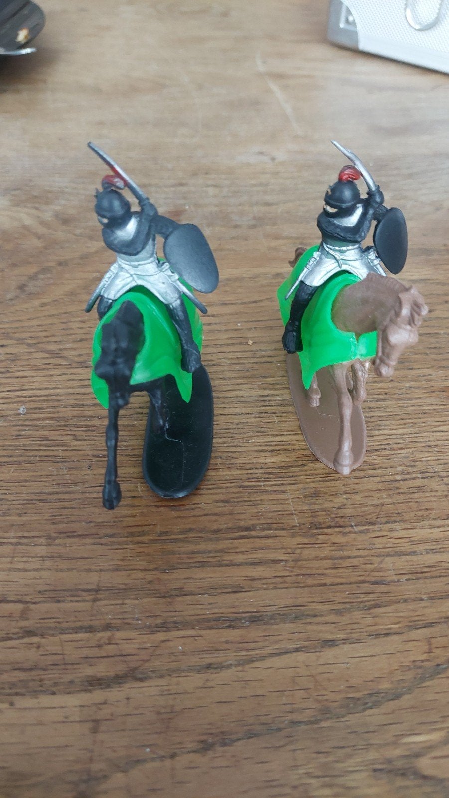Ridders te paard 3 stuks. 8 tot 9 cm hoog., Verzamelen, Poppetjes en Figuurtjes, Verzenden, Gebruikt