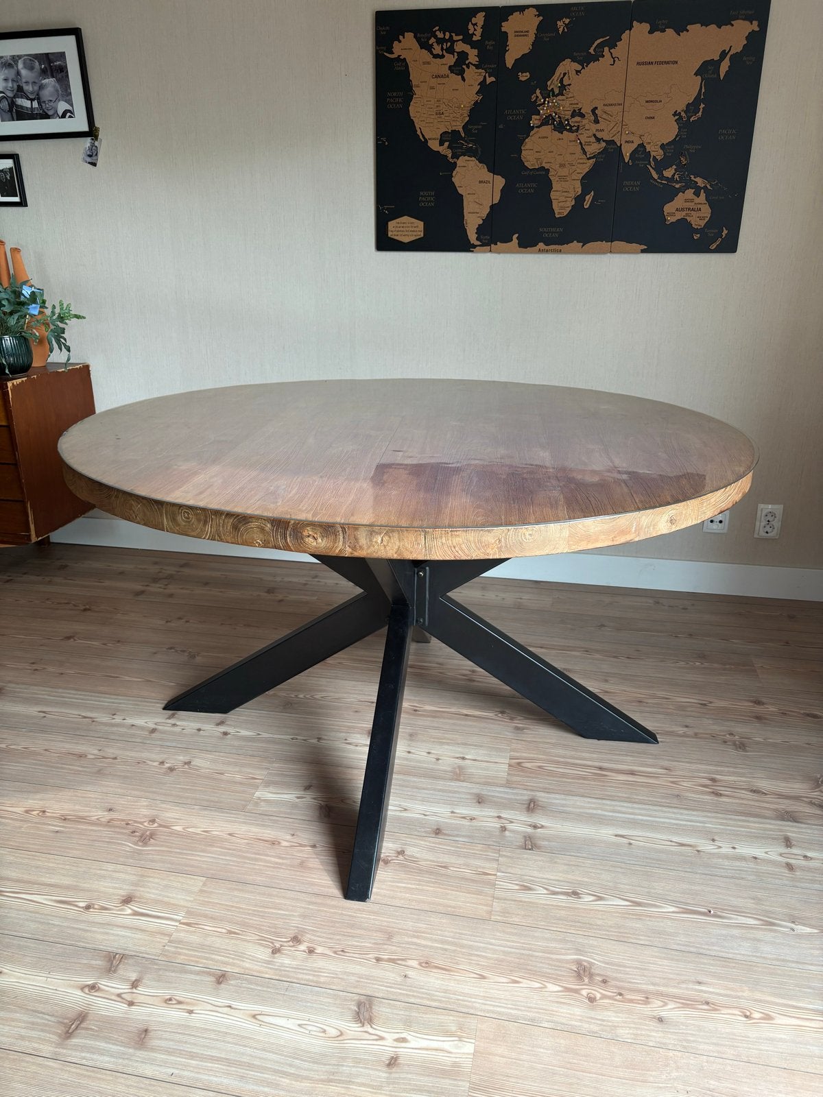 Teak houten ronde eettafel met metalen onderstel, Ophalen, 100 tot 150 cm, 150 tot 200 cm, Zo goed als nieuw