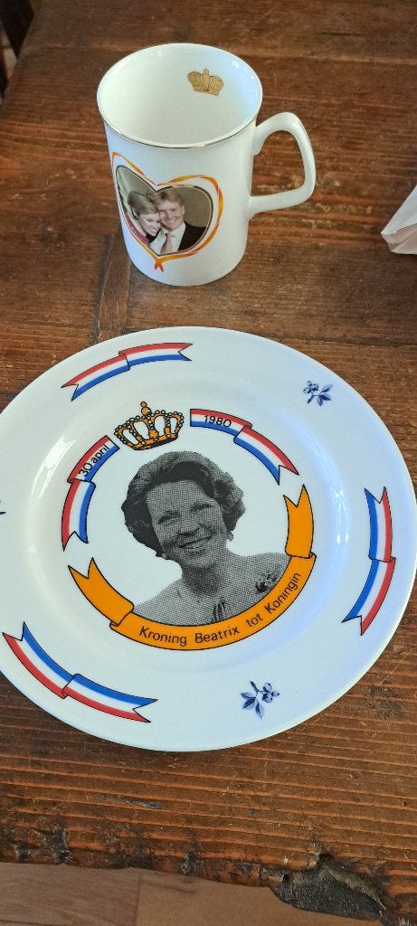 Bord en mok van koningshuis, Ophalen, Zo goed als nieuw, Servies