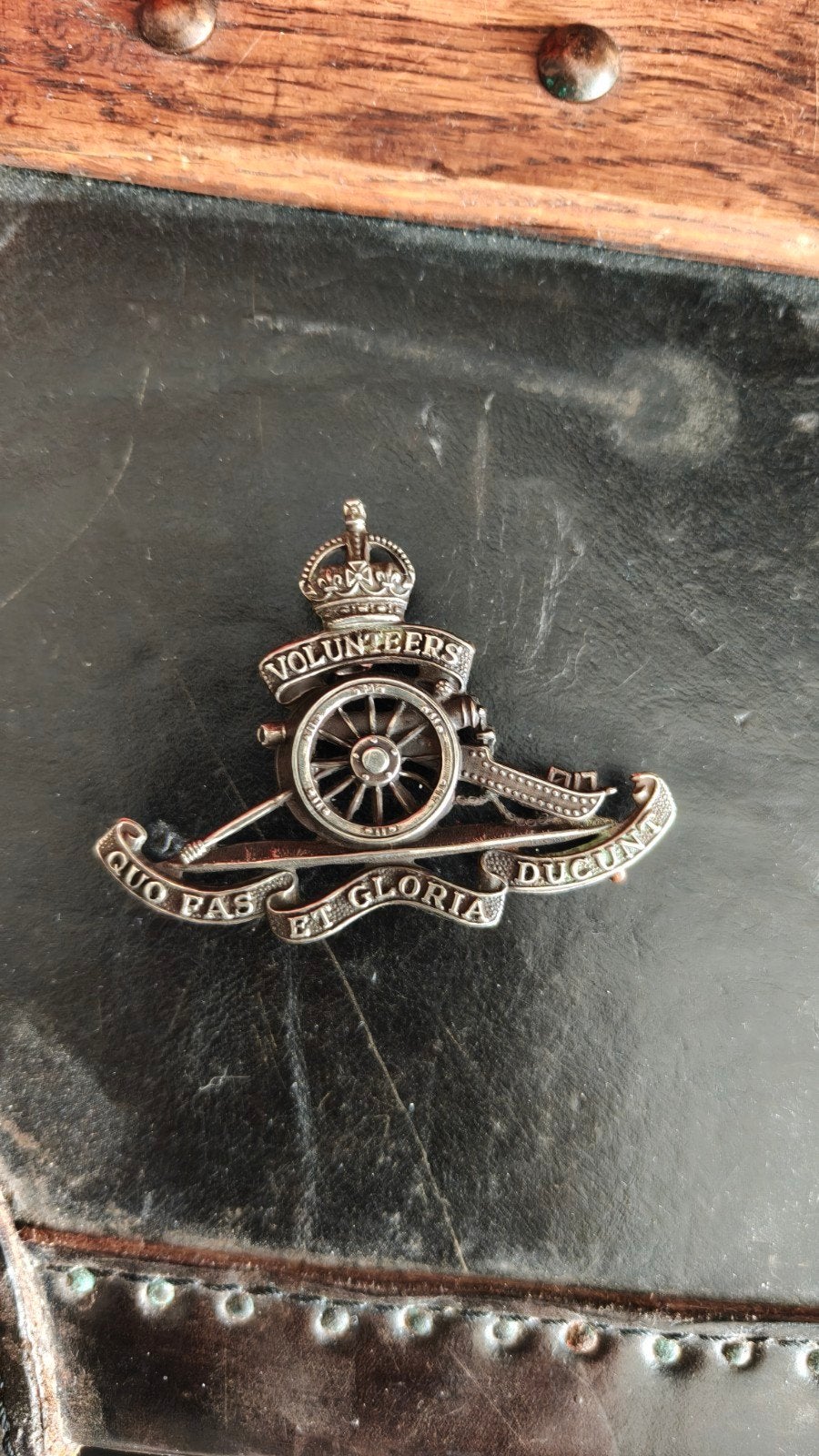 Mooie originele WW1 Officiers capbadge RA Volun, Ophalen of Verzenden, Landmacht, Engeland, Embleem of Badge