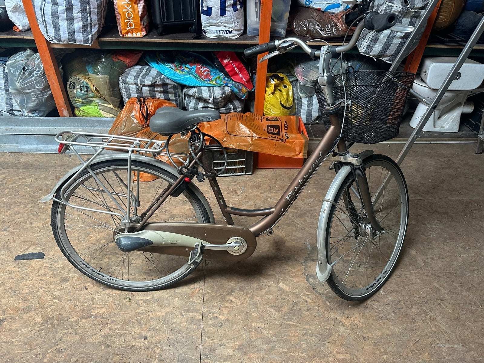 Batavus Damesfiets met Mandje en Bagagedrager, Fietsen en Brommers, Ophalen, Terugtraprem, Gebruikt, Versnellingen